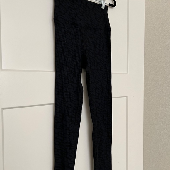 Carbon38 Printed Ribbed 7/8 Length Legging in Black Leopard - Small - Picture 4 of 4